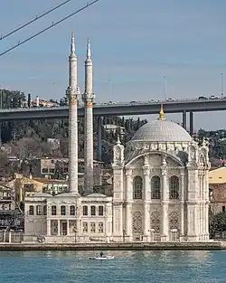 Ortaköy-Moschee und die Bosporus-Brücke