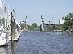 Schwingesperrwerk bei Niedrigwasser, Blick in Richtung Schwingemündung