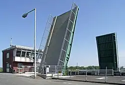 Die im Normalfall geöffnete Klappbrücke des Sperrwerks