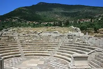 Blick vom antiken Messene über das Dorf Mavromati hoch zum Gipfel des Ithomi