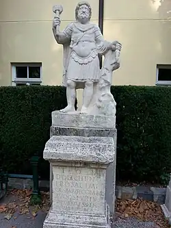 Replik einer Iupiter Dolichenus Statue im Hof des Museums