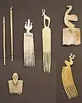 Elfenbeinkämme und -nadeln der Naqada-Zeit