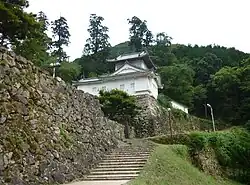 Rechte Burgseite mit Wachturm