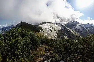Benzingspitz (Bildmitte), neben Jägerkamp (links)