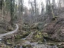 Kleinere erratische Blöcke unterhalb der Brücke