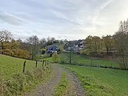 Jörgensmühle – hinten: L 286 – Straße bergauf nach Büchel