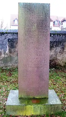 Stele mit dem Verzeichnis aller (Groß-)Umstädter Juden die Pogromen und Rassenwahn zwischen 1933 und 1945 zum Opfer fielen