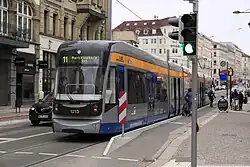 Zug der Linie 11 an der Hal­te­stel­le Münz­gas­se