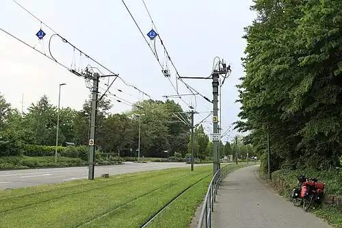 Je zwei Straßen­bahn­stre­cken­tren­ner auf der Seite mit 750 V in Wörth, zwischen den Trennern liegt der neutrale, dahinter der geerdete Abschnitt.