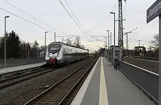 S-Bahnhof mit eingefahrenem Zug der Linie S7 (2020)