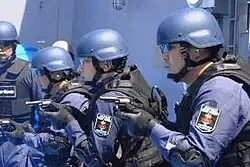 Japanische Küstenwachenmitglieder mit dem Revolver