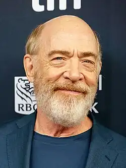 J. K. Simmons spielt Harold Chicowski, Kiefer Sutherland Larry Lasker