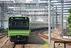 Ein Zug der Yamanote-Linie fährt in den Bahnhof ein