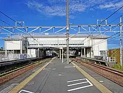 Bahnsteig und Fußgängerbrücke