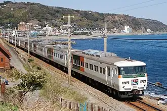 Odoriko-Schnellzug (Baureihe 185) bei Katase-Shirata