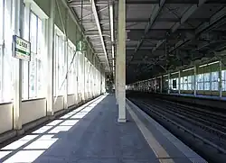 Bahnsteig und Durchfahrtsgleise