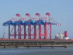 März 2012: Die ersten vier Containerbrücken für den JadeWeserPort stehen auf dem chinesischen Spezialschiff Zhen Hua&nbsp;23 zur Entladung bereit.