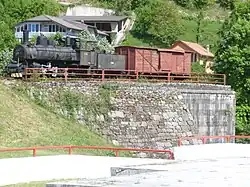 JŽ 73-018 steht auf dem Widerlager der 1943 gesprengten Brücke über die Neretva in Jablanica