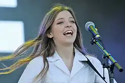 Jade Bird 2018 bei einem Auftritt in Denver