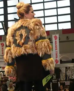 Jacke, Rotfuchsstücken, natur und gefärbt (Auszubildende Fabienne Ring, Fa. Samabor, 2020)