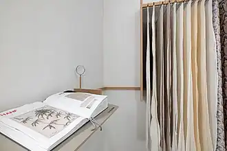 Textilfoyer im Gemeindehaus mit Stoffmustern und einer Enzyklopädie zur Textilherstellung