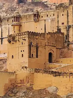 Schildförmige Zinnen am Amber-Fort, Jaipur, Indien