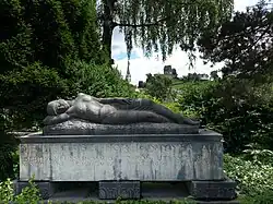 Friedhof Uster. Grab von Jakob Heusser-Staub (1862–1941) und Bertha Heusser-Staub (1865–1935). Grabskulptur von Walter Hürlimann.