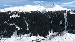 Jakobshorn von Nordwest, über dem Ortsende von Davos Platz