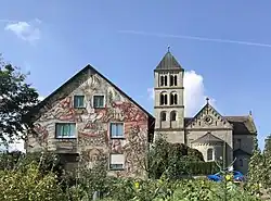 Ostwand des Jakobushauses mit Bemalung von Sieger Köder