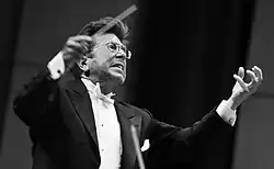 James Allen Gähres dirigiert ein Philharmonisches Konzert in Ulm