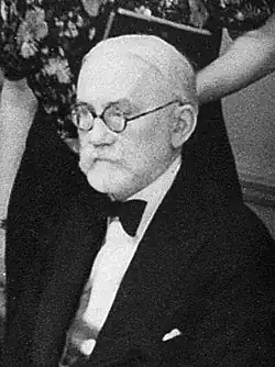 Porträt von vorne aufgenommen ab Brustkorb in schwarzweiß.