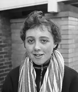 Auf diesem Schwarzweißfoto ist Jans Koster mit einer hochgeschlossenen Trainingsjacke zu sehen, um den Hals trägt sie ein längsgestreiftes Handtuch.