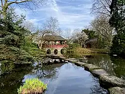 Weg über Trittsteine zur Mikado-Brücke