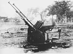 Experimentelle 20-mm-Zwillings-Flugabwehr-Maschinenkanone von links