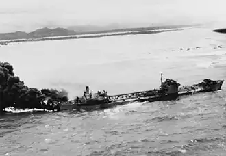 Kriegs-Standardschiff der 2TL-Klasse brennend nach einem Luftangriff