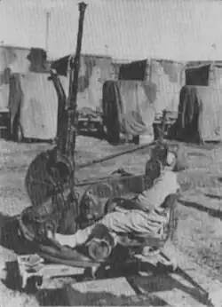 Frühe Version der Typ 2 20-mm-Flugabwehr-Maschinenkanone von links, Waffe in maximaler Erhöhung