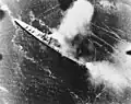 Der Schwere Kreuzer Chikuma unter Bomben während des Luftangriffs am 5. November
