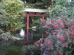 Torbogen in einem Teich