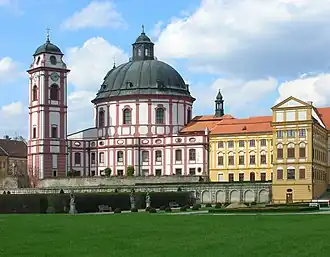 Kirche St. Margarethen mit Schlossgarten