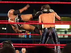 Jay Lethta mit einem Enzuigiri an Jimmy Jacobs