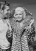 Jayne Mansfield im Leopardenmantel