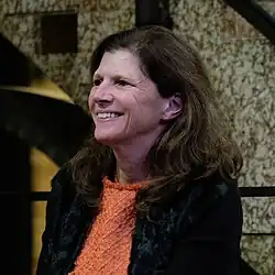 Jeanne Rubner im Halbprofil, lachend