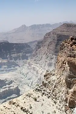 Tiefer Canyon am Berg