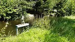 Im Vordergrund die Stellfalle für den Abfluss des Jeglesgrabens direkt zur Wiese, rechts im Hintergrund die Mündung in den Kanal.