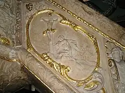 Maria als Mater Dolorosa schaut auf den ans Kreuz erhöhten Christus