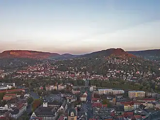 Blick vom JenTower auf den Hausberg (rechts)