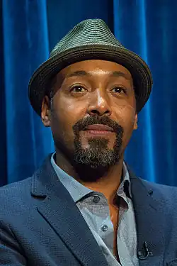 Jesse L. Martin spielt Joe West