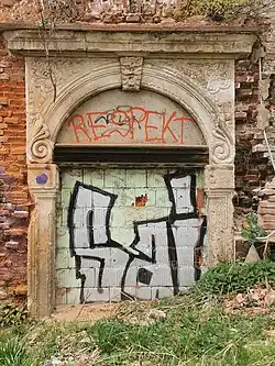 Rundbogenportal mit Maskaron