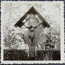Jesus Kruzifix Darstellung auf dem Grab von Johannes Rings fotografiert im Herbst 1954 auf dem Kölner Südfriedhof.