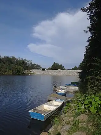 Blick über den Stausee zum Damm
